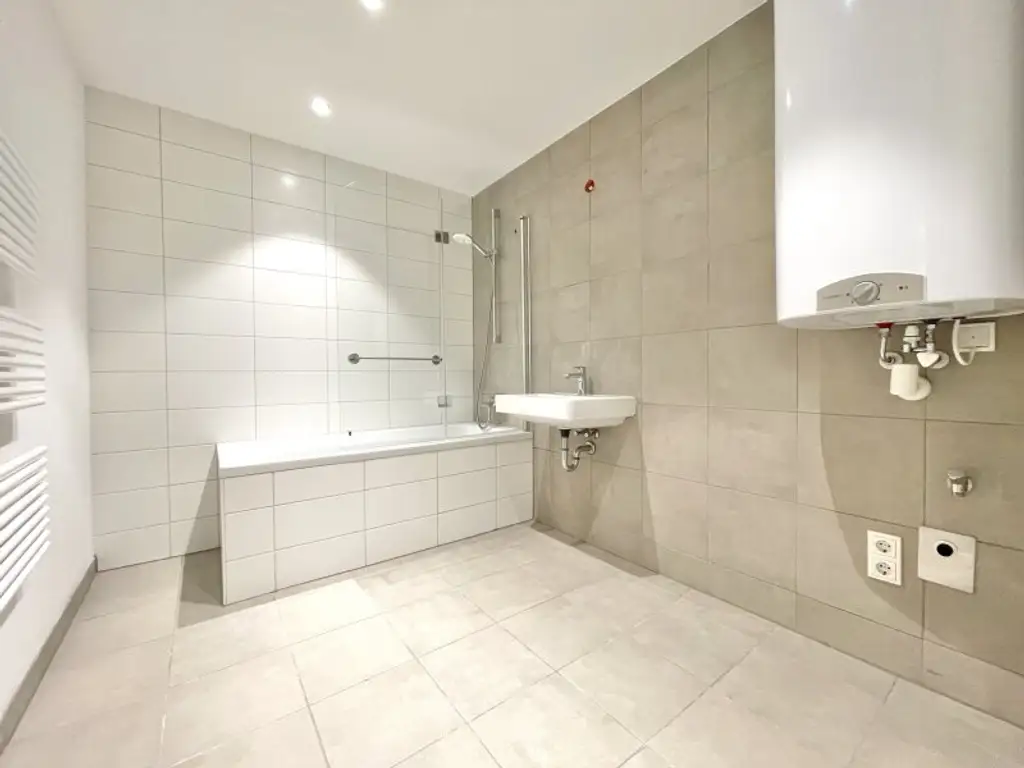 *TERRASSENTRAUM - Goldener Hirsch – Stilvolle 3-Zimmer-Wohnung mit Terrasse & Balkon in der Ziedlergasse, 23. Bezirk*