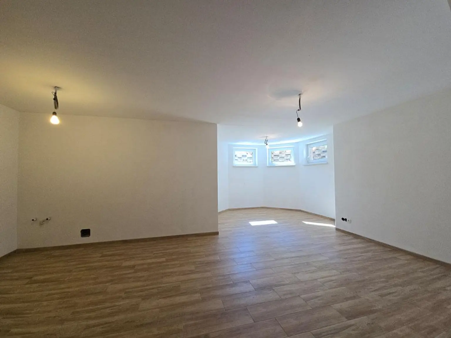 3701 Großwiesendorf/bei Großweikersdorf: Wunderschönes Einfamilienhaus mit Wohnkeller, Doppelgarage und Weinröhre