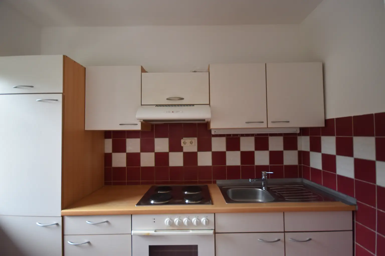 "GRÖDIG - Kleine gemütliche 2 Zimmer Wohnung mit Balkon und PKW-Stellplatz"