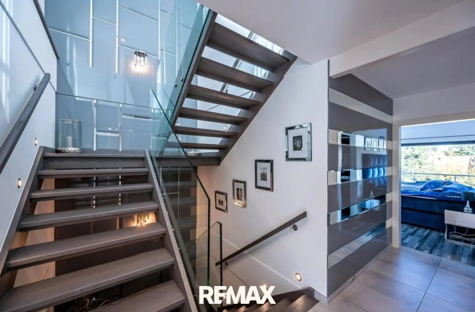 großzügiges & elegantes Stiegenhaus