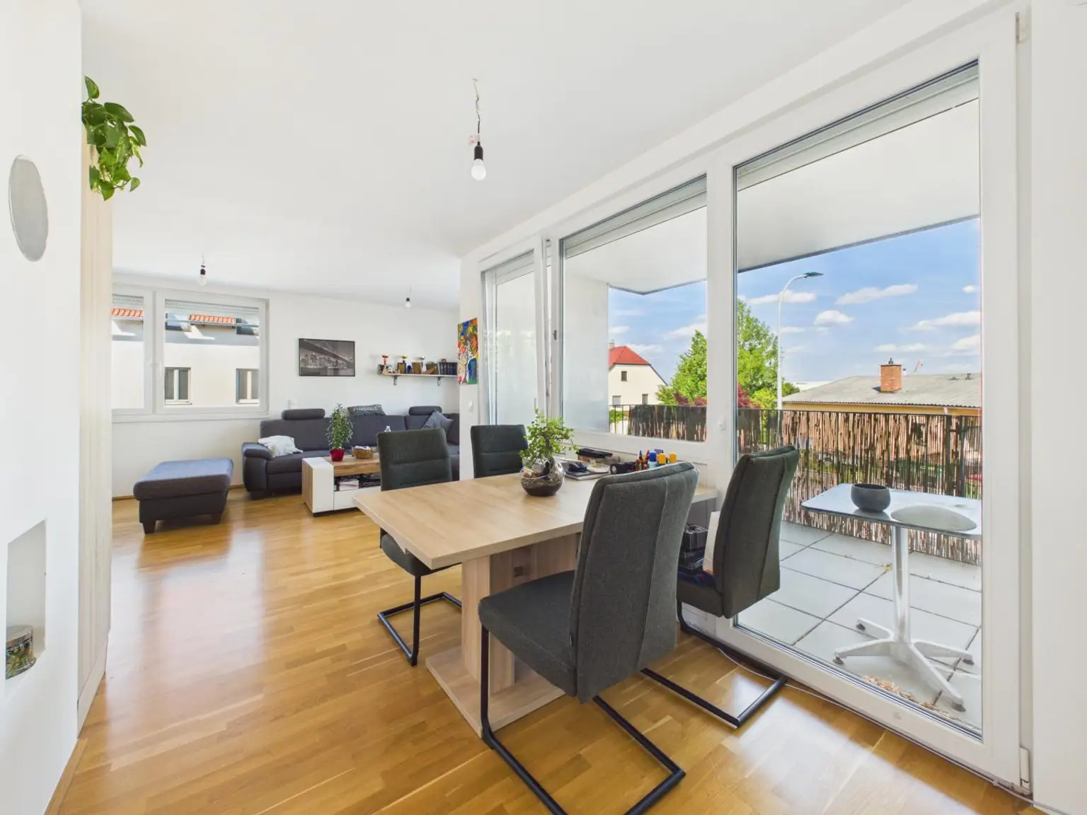 Wohn-Essbereich mit Balkon