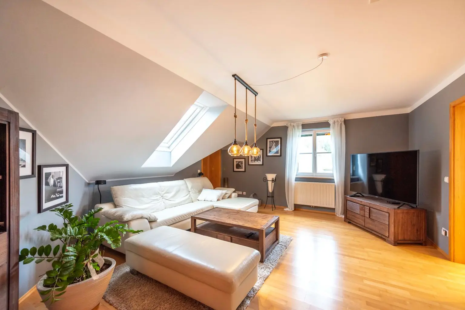 OG Wohn- Fernsehzimmer