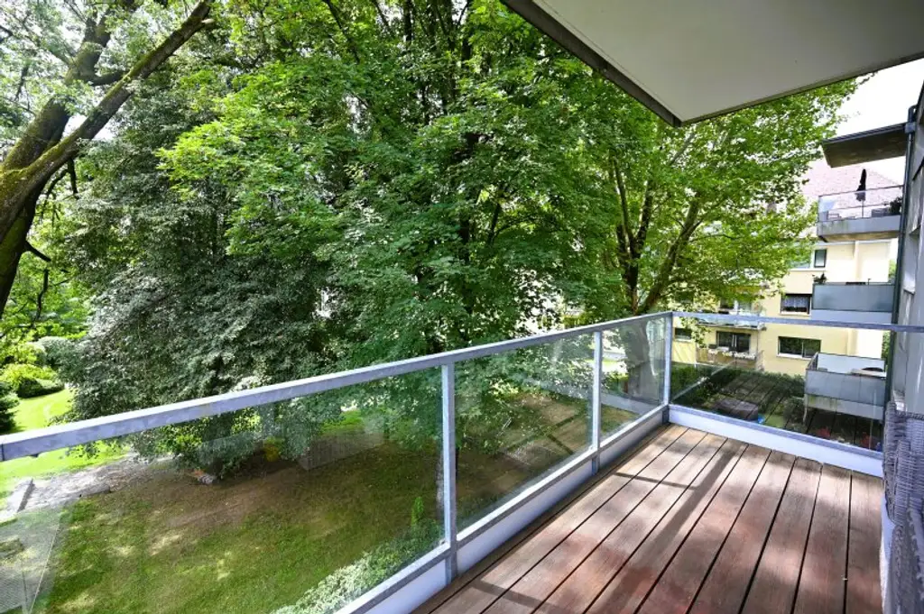 Helle Wohnung mit Balkon in den grünen Innenhof & Tiefgaragenplatz