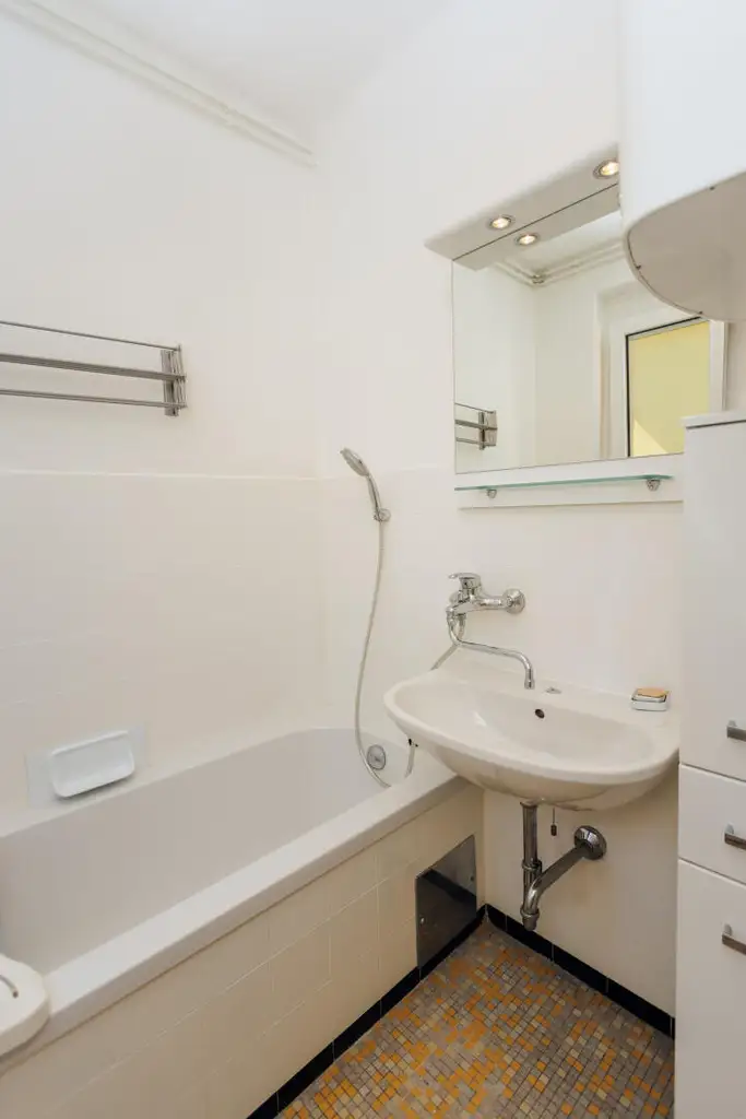 8020 Eggenberg - Eine gepflegte, renovierte , 2 Zimmer-Wohnung mit sonniger Loggia!