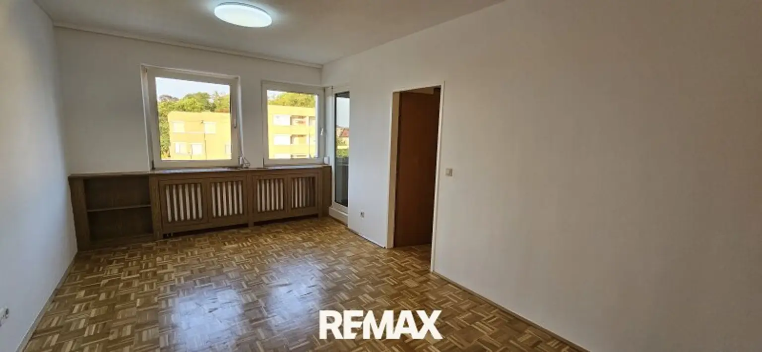 Wohnbereich mit Zugang zur Loggia und Schlafzimmer