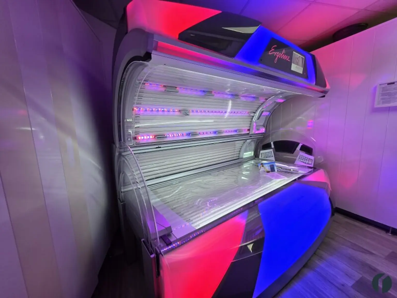 Modernes Kosmetikstudio mit hochwertigen Sonnenliegen – sofort startklar!