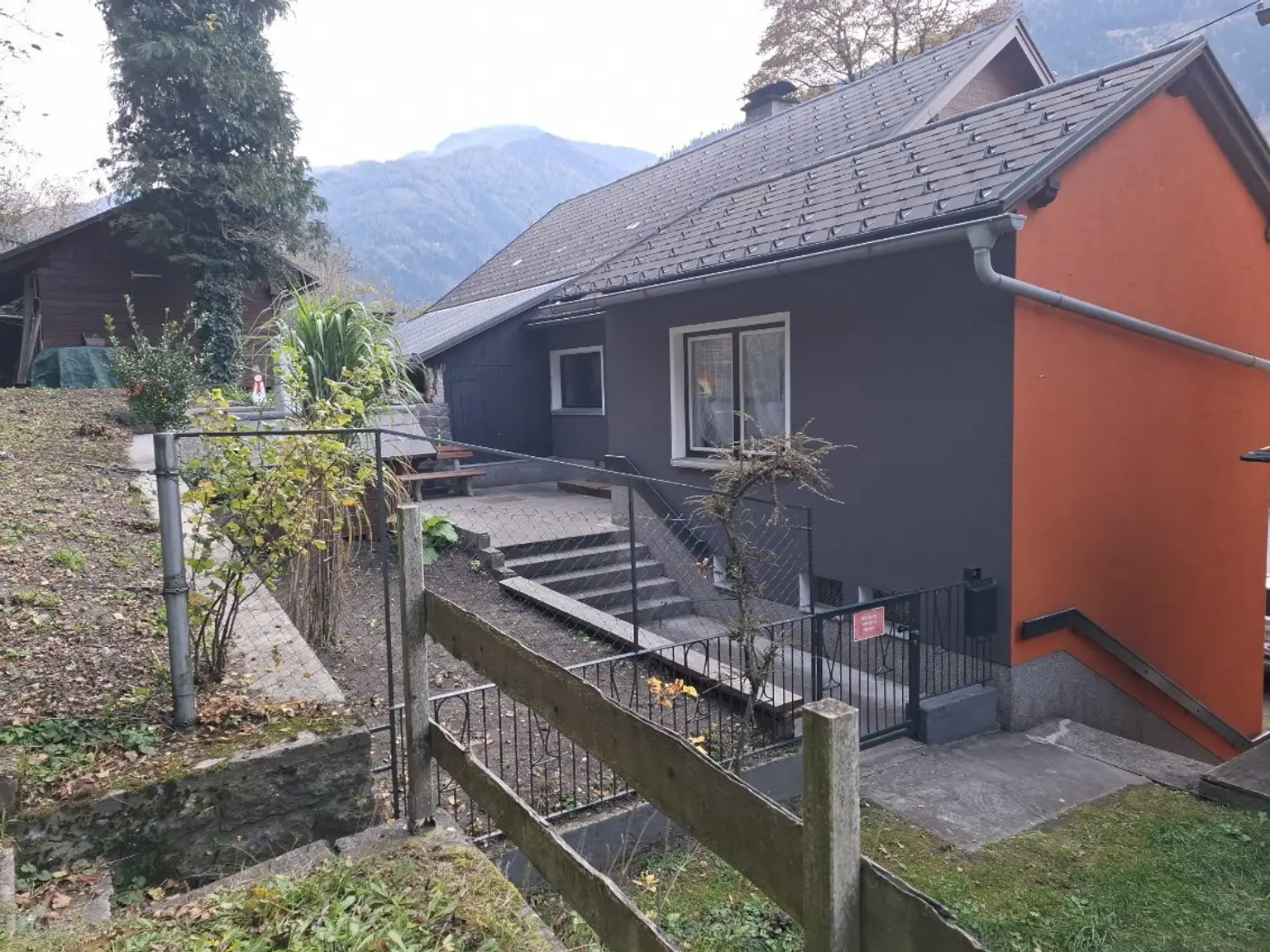 Großzügiges, vielseitig nutzbares Wohnhaus mit umfangreichem Ausbaupotenzial – Teilrenoviert und bereit für Ihre individuellen Wohnträume!