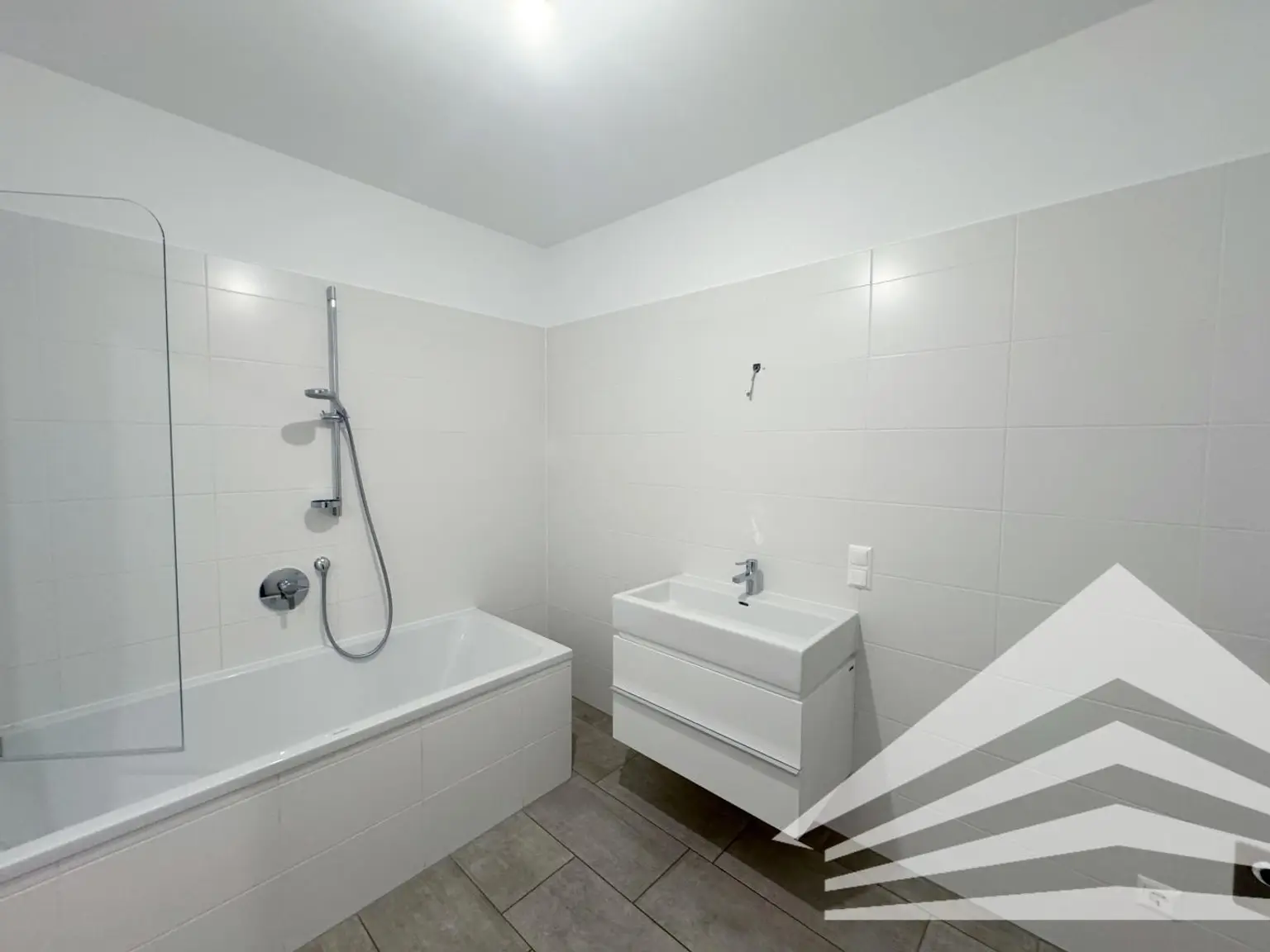 Badezimmer inkl. Wanne und WM-Anschluss