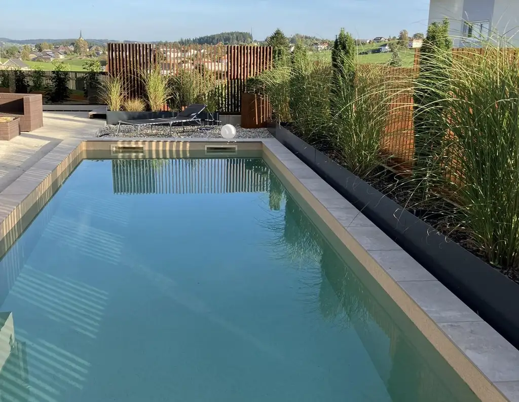 Zuhause ankommen: Traumhaus mit Salzwasserpool und moderner Gartengestaltung.