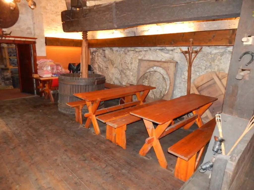 Historisches Gebäude mit großen Weinkeller mit Gewölbe im Zentrum von Perchtoldsdorf