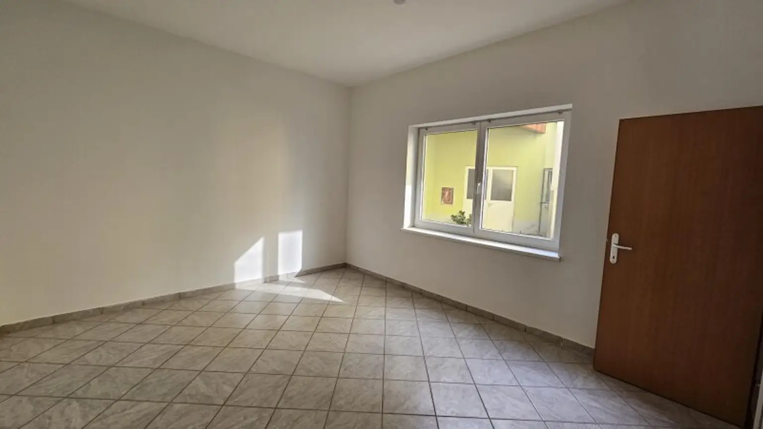 Unbefristetes Portallokal - 59 m2, 2 Zimmer plus Lagerraum - vielseitig verwendbar. Sofortbezug!