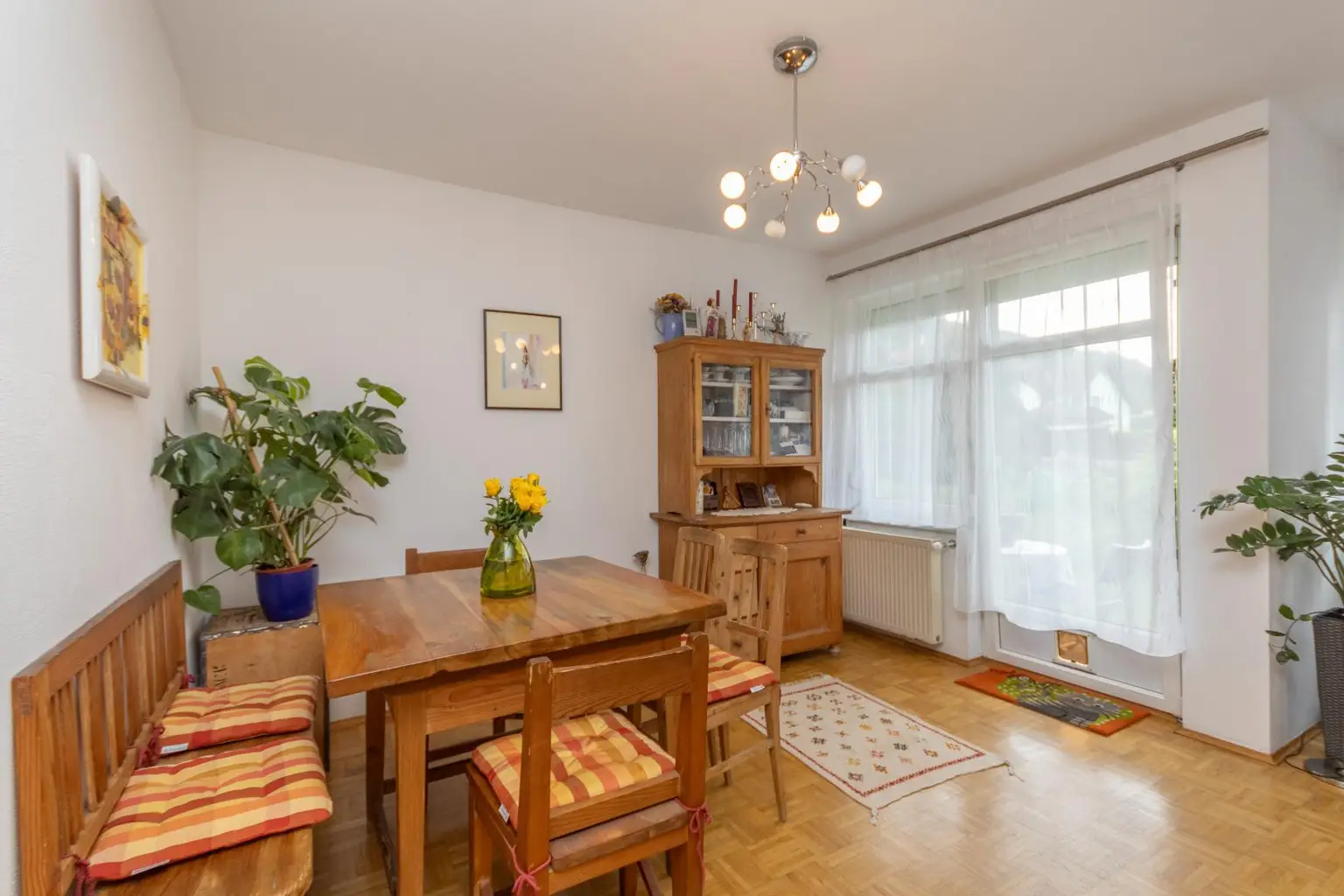 FREUNDLICHE WOHNUNG MIT GARTENNUTZUNG UND PARKPLATZ