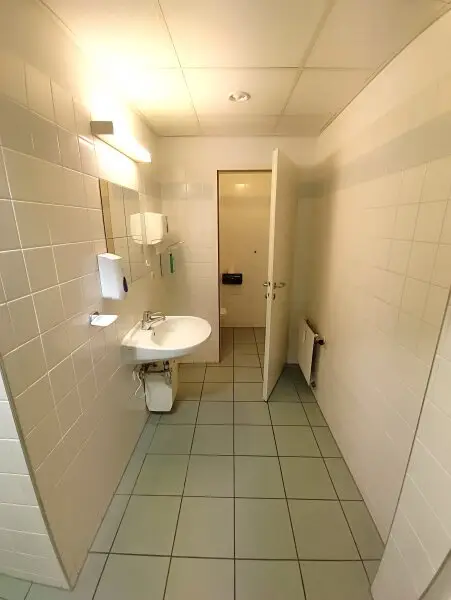 Großzügige Bürofläche mit rund 155 m² und Ausrichtung in den Innenhof! 6 Zimmer + Empfangsbereich direkt bei der Straßenbahn Yppengasse!