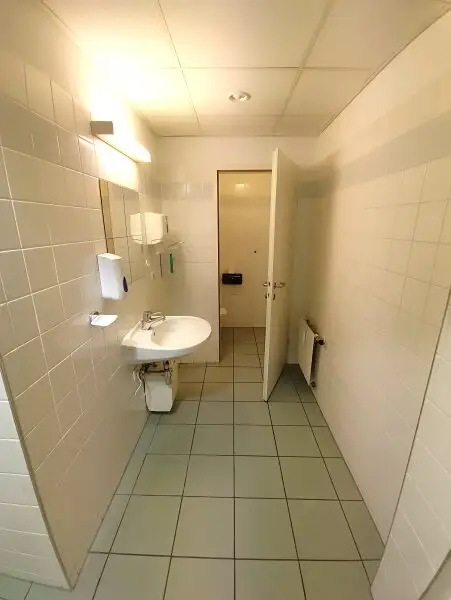 Großzügige Bürofläche mit rund 155 m² und Ausrichtung in den Innenhof! 6 Zimmer + Empfangsbereich direkt bei der Straßenbahn Yppengasse!