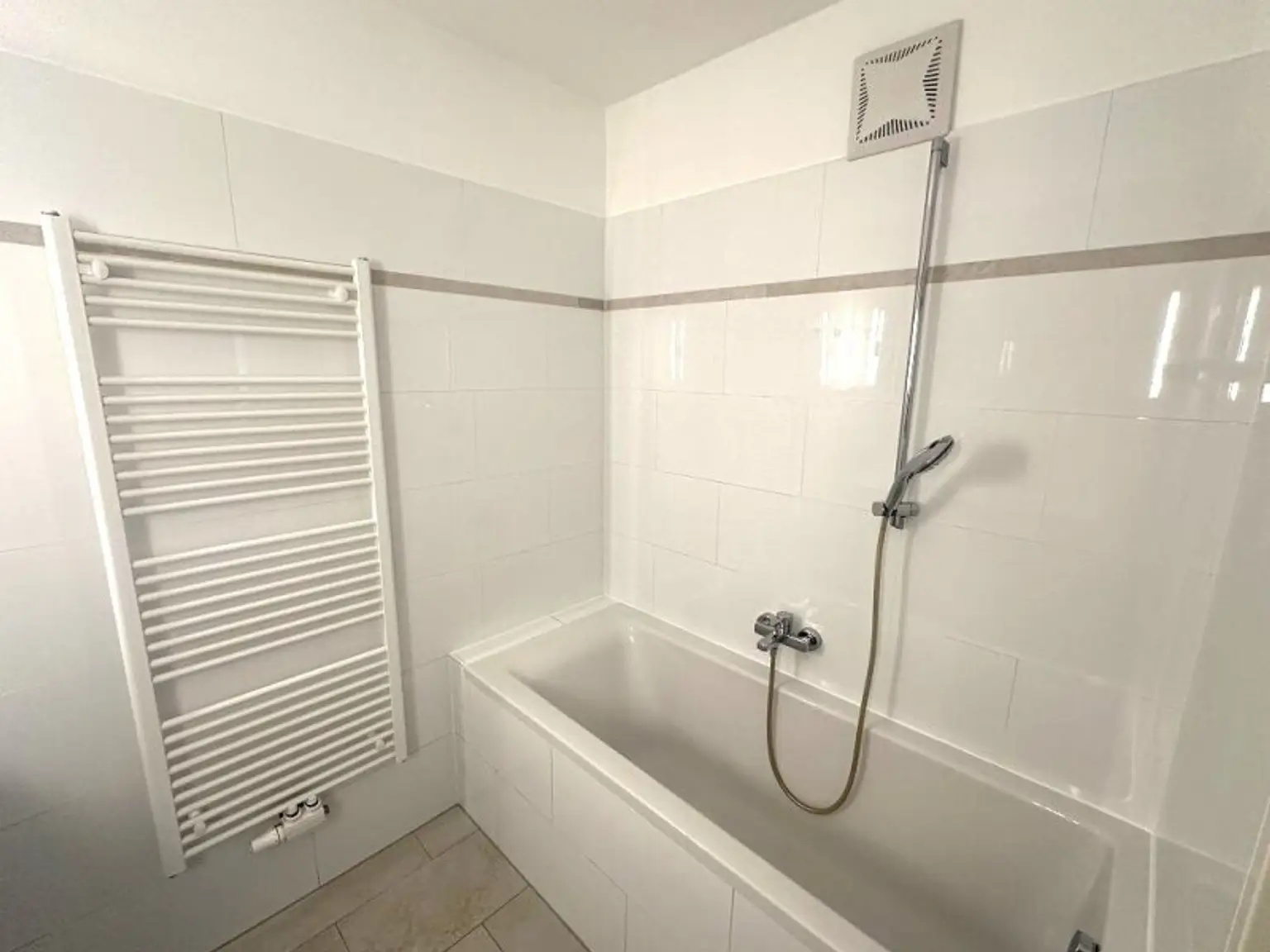 U3-NÄHE, LORYSTRASSE, sonnige 74 m2 Neubau mit 8 m2 Balkon, 2 Zimmer, Wohnküche, Wannenbad, Garage möglich, 3. Liftstock