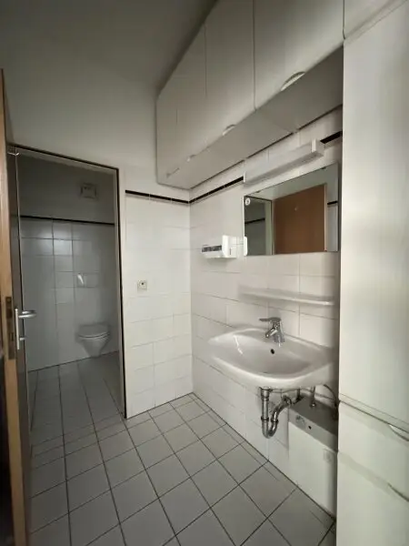 Repräsentative Büro mit Stellplatz- oder Praxisfläche in 1040 Wien