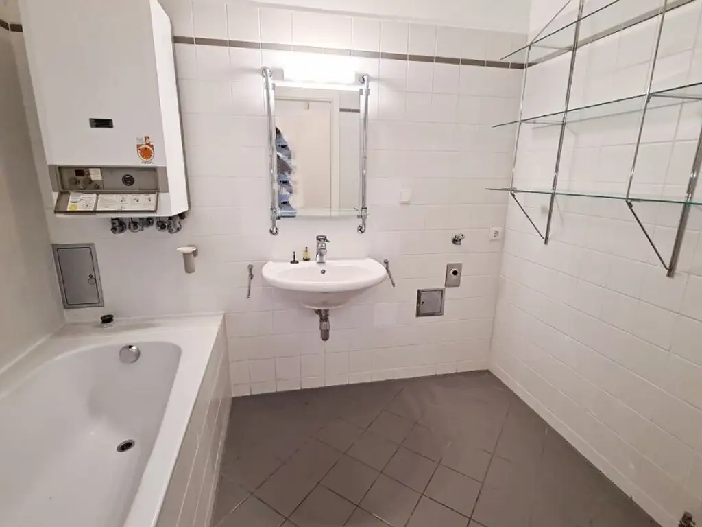 SPITTELBERG, teilsaniertes 84 m2 Dachgeschoß, 3 Zimmer, Extraküche, Wannenbad, Parketten, WG-geeignet, MQ-Nähe