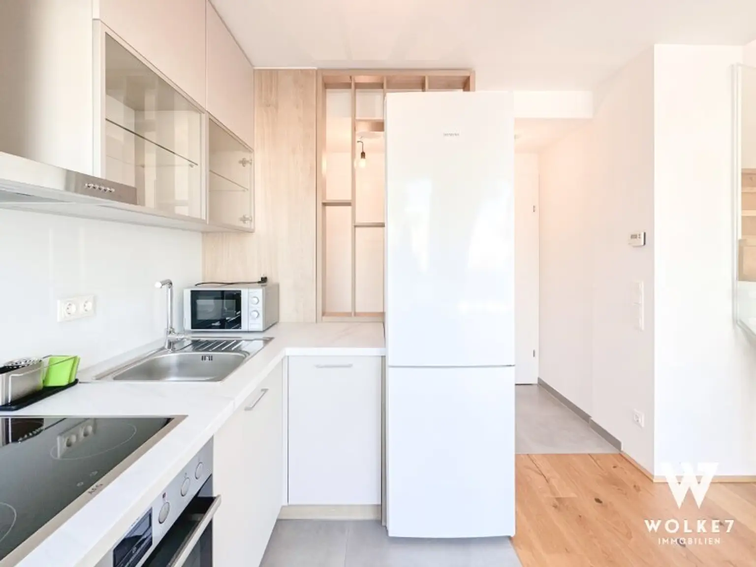 Exklusive 3-Zimmer-Dachgeschoss-Maisonette mit der Terrasse und Tiefgaragenplatz