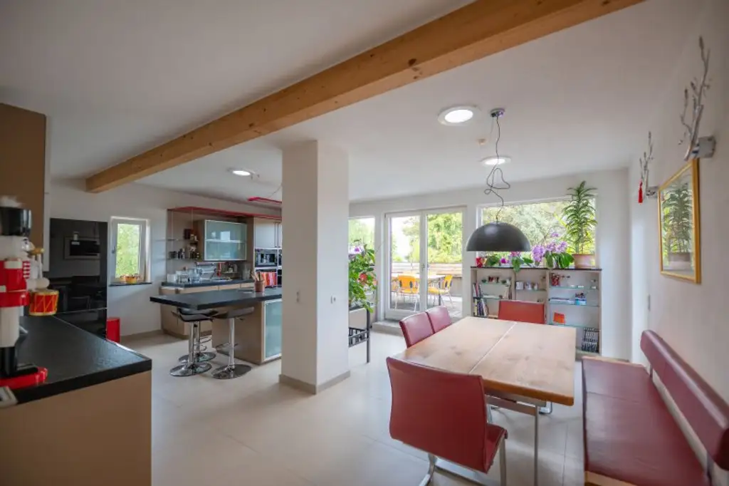 Dachgeschosswohnung in Ruhelage mit traumhaftem Grünblick, eigenem Garten und Garage
