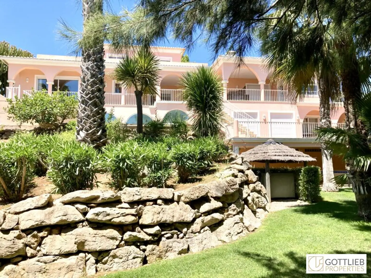 Uneinsehbare Villa mit Terrassen und großem Garten, Swimmingpool und Meerblick