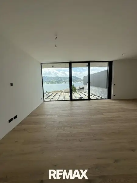 Wohnzimmer mit Ausgang auf die Terrasse und Garten