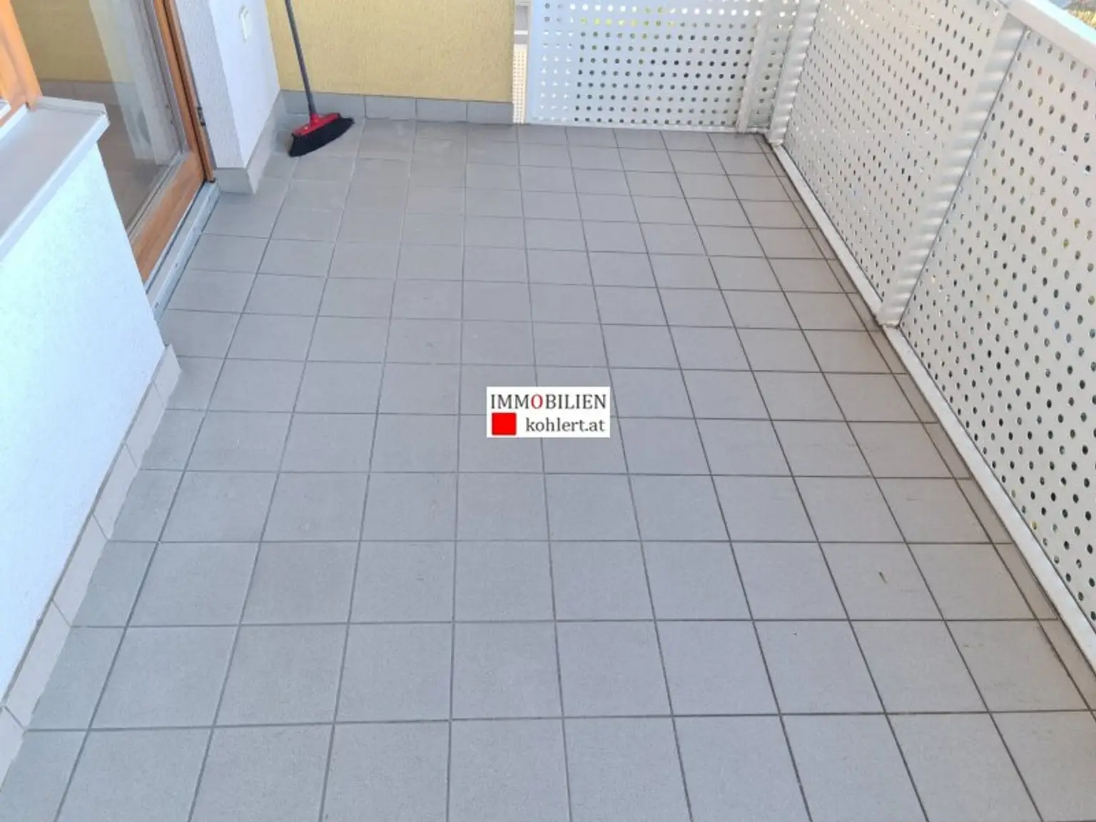 GEMÜTLICHE 2-ZIMMERWOHNUNG MIT LOGGIA, ALLE NEBENRÄUME, GARAGENSTELLPLATZ IM EIGENTUM