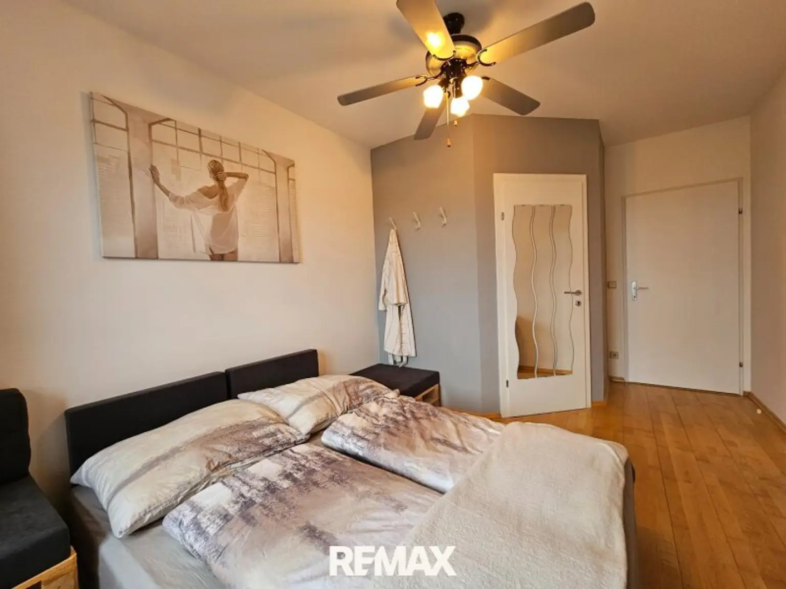 Schlafzimmer mit Schrankraum