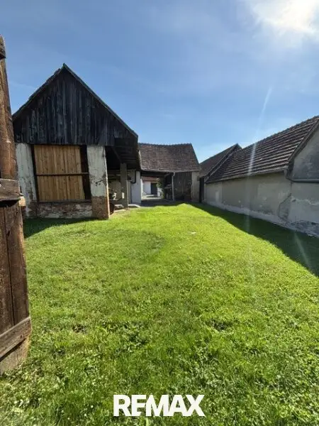Top sanierter Langstreckhof mit großzügigen Nebengebäuden!
