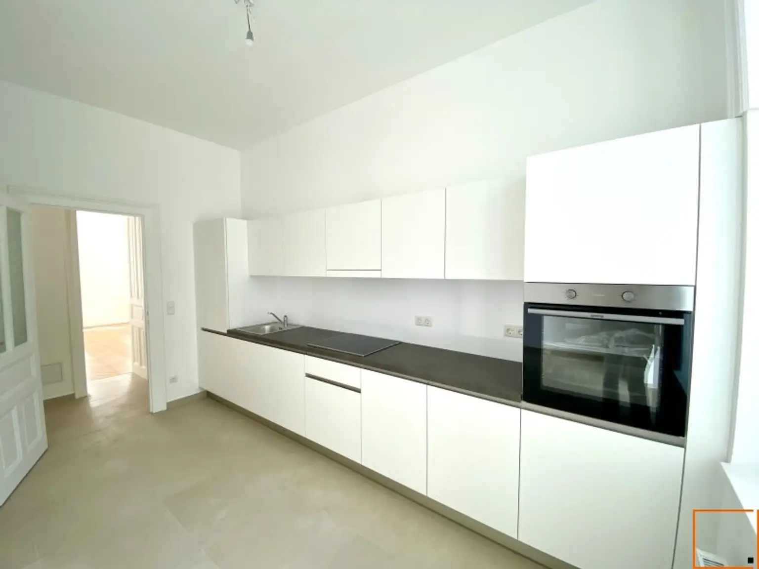 Museumsquartier: Erstbezug: Elegante 5,5 Zimmer-Altbauwohnung mit Balkon