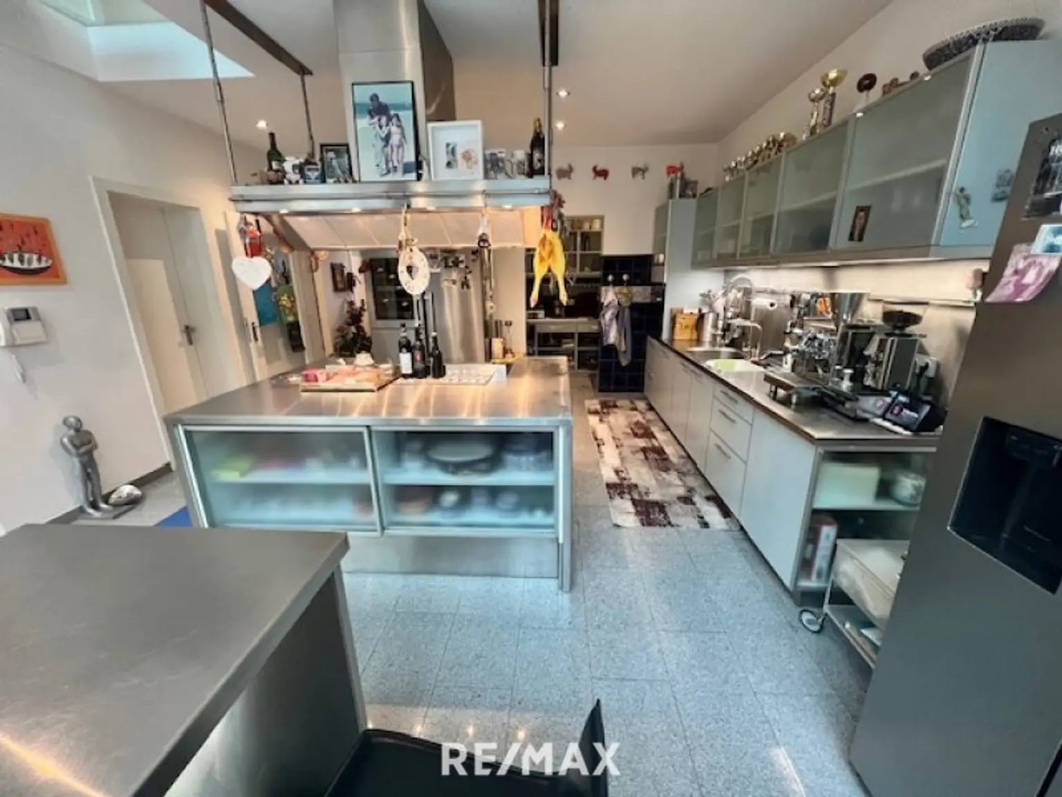 Küche mit Speis im Hintergrund