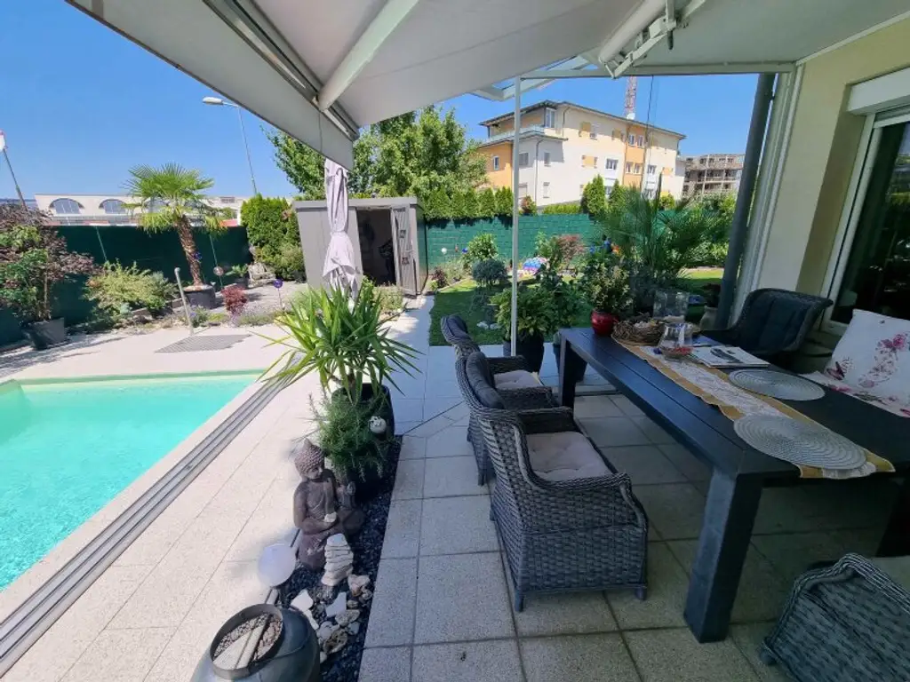 Traumhafte und neuwertige 3 Zi Gartenwohnung mit 220m² Eigengarten und Massiv-Pool in Waidmannsdorf mit Tiefgarage