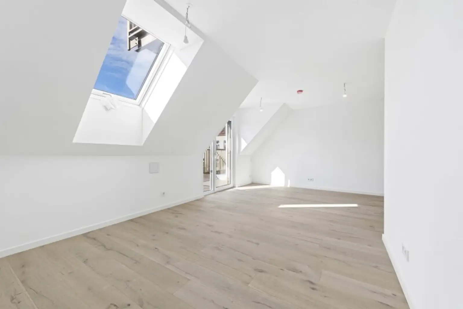 ZUM VERLIEBEN: EIN DACHGESCHOSS-TRAUM MIT BALKON