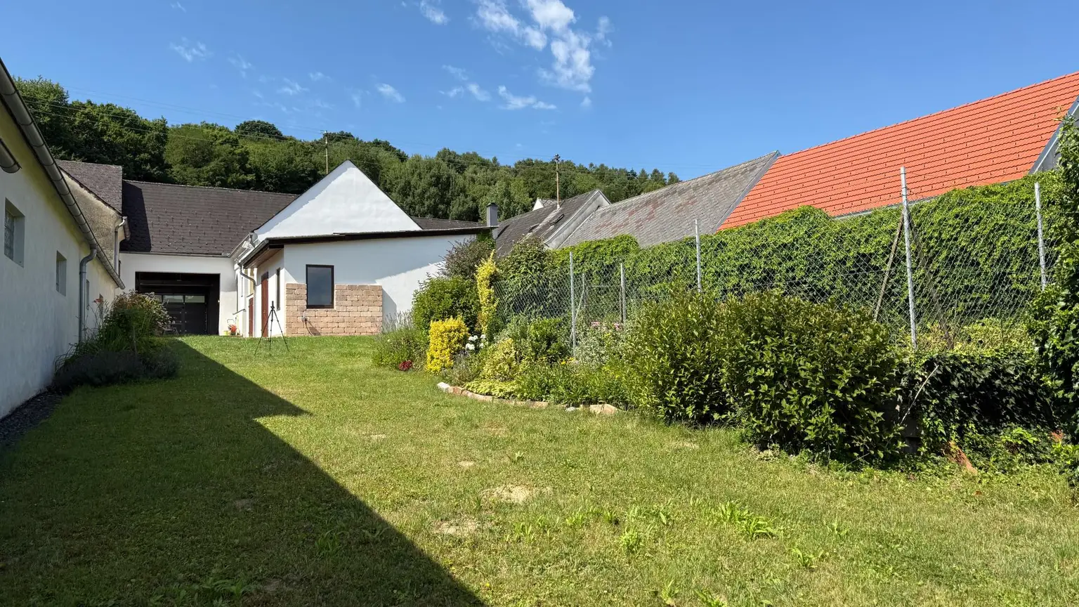 gepflegter Streckhof mit uneinsichtigem Innenhof und Weitblick