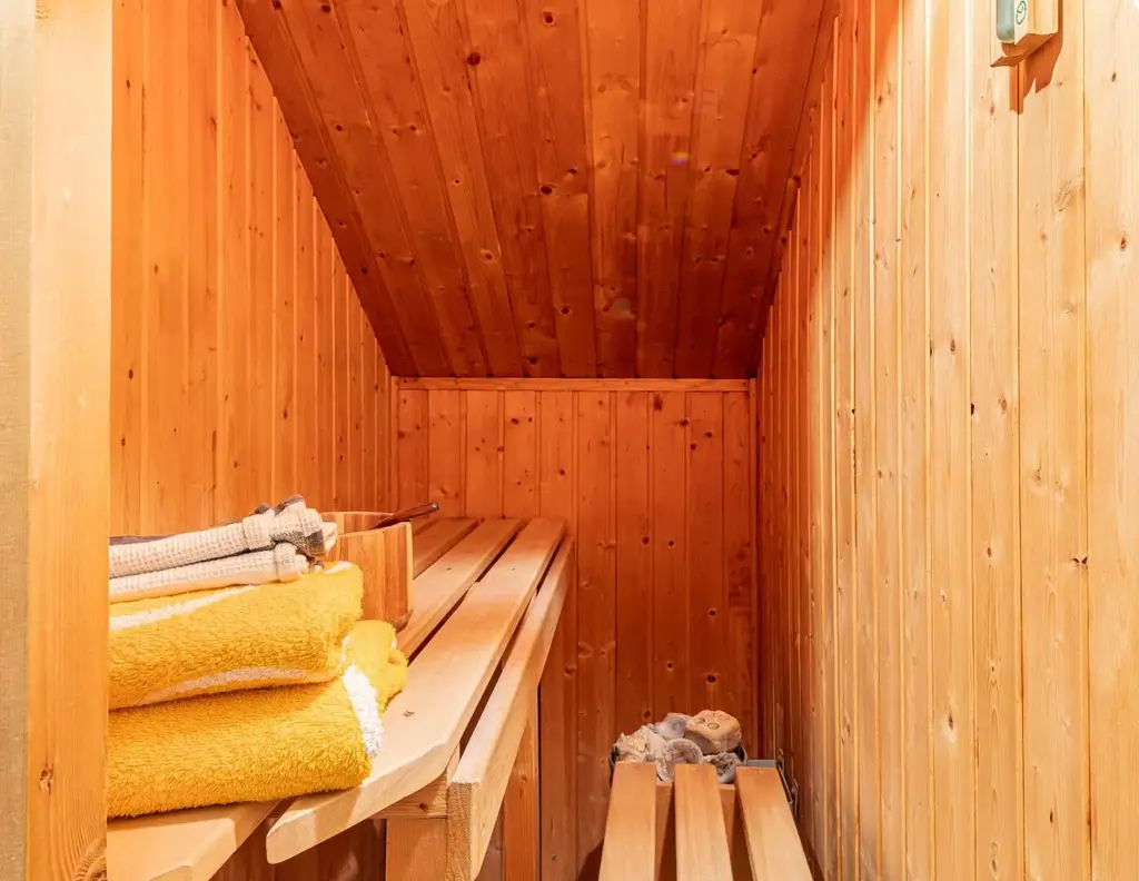 LEONDING BERG: MODERNES REIHENHAUS MIT KELLER, SAUNA, TERRASSEN UND STADTNAHE LAGE VEREINT