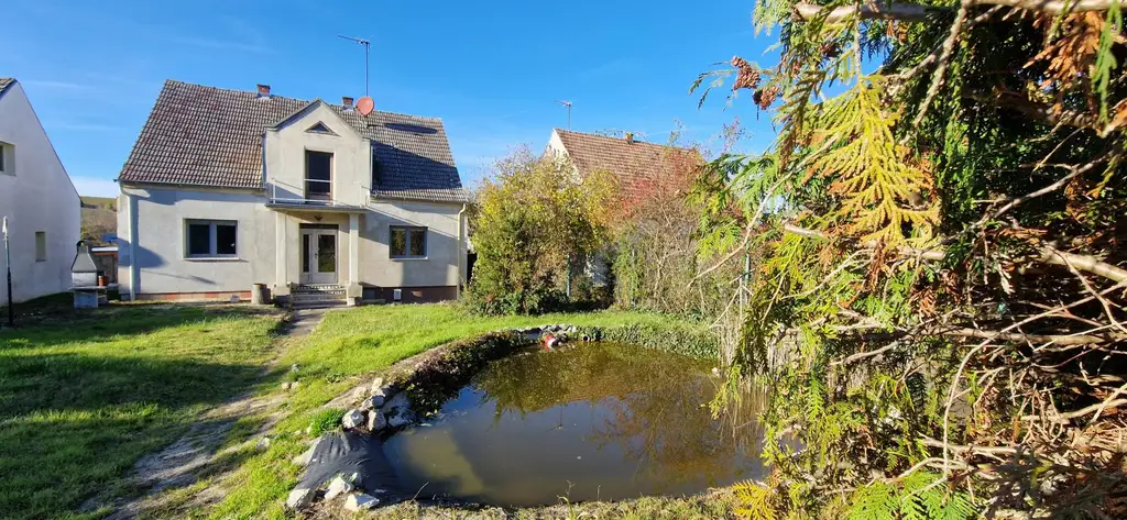 Freistehendes Wohnhaus mit Garten