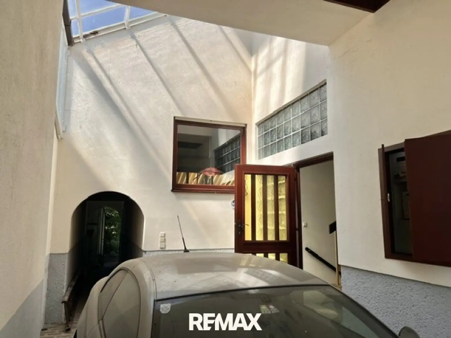 Garage mit Haus- u. Garteneingang