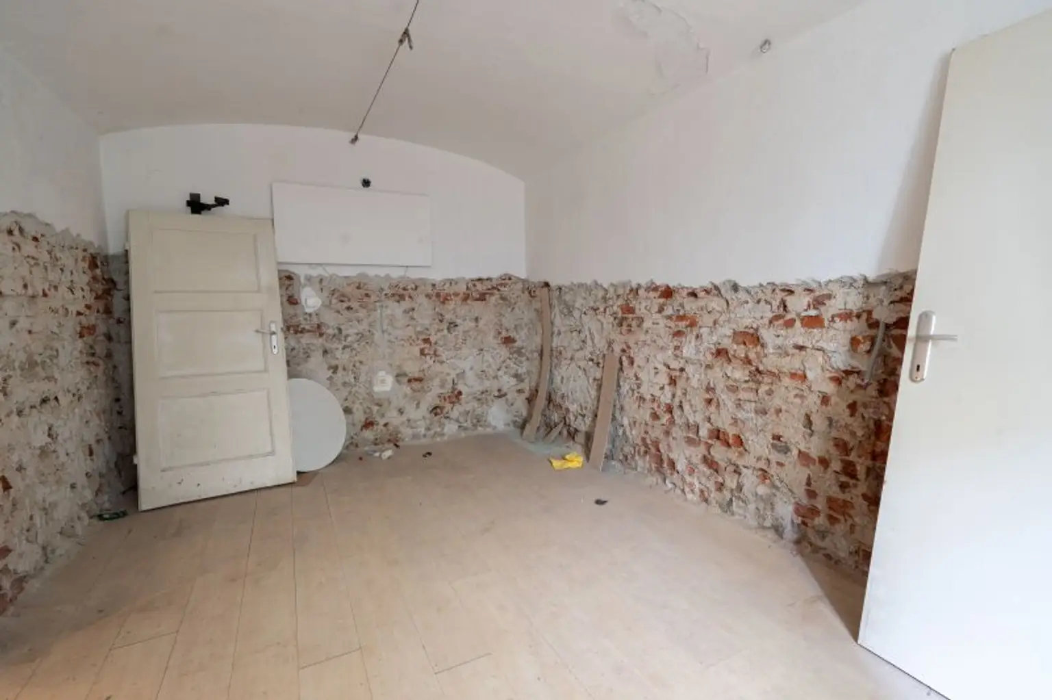 Stark sanierungsbedürftige 2-Zimmer-Wohnung in Toplage der Linzer Innenstadt