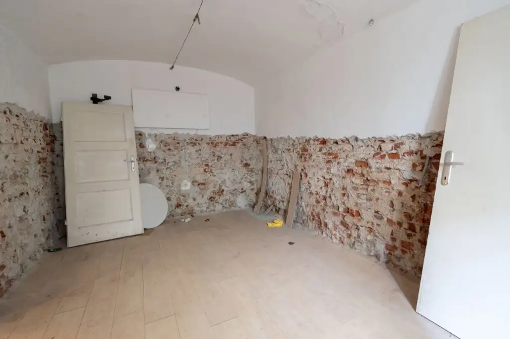 Stark sanierungsbedürftige 2-Zimmer-Wohnung in Toplage der Linzer Innenstadt