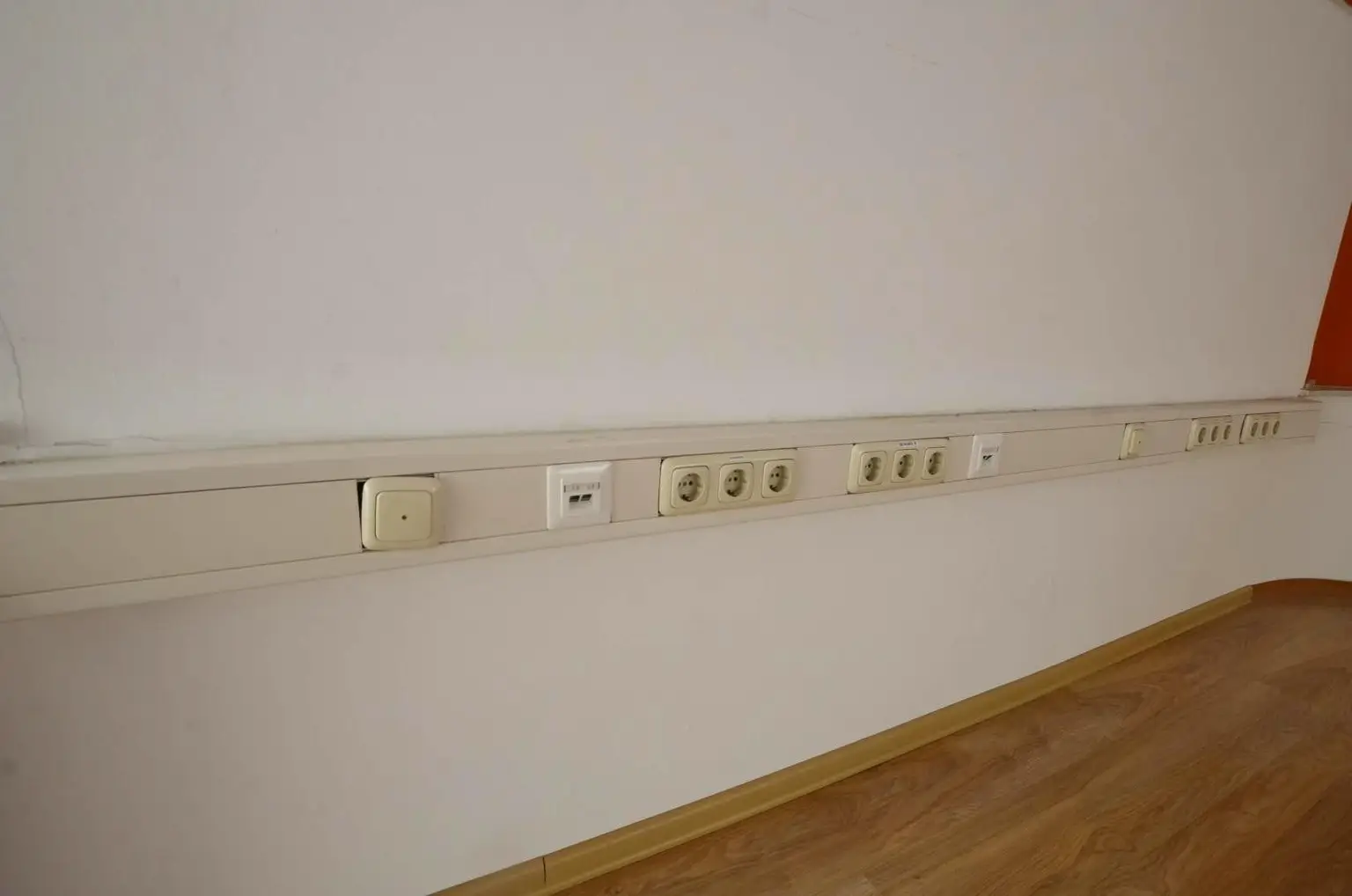 Kabelkanal auf für Internet