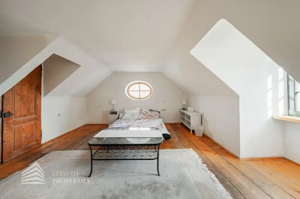 Exklusives Baugrundstück in einzigartiger Lage mit Einreichplanung!