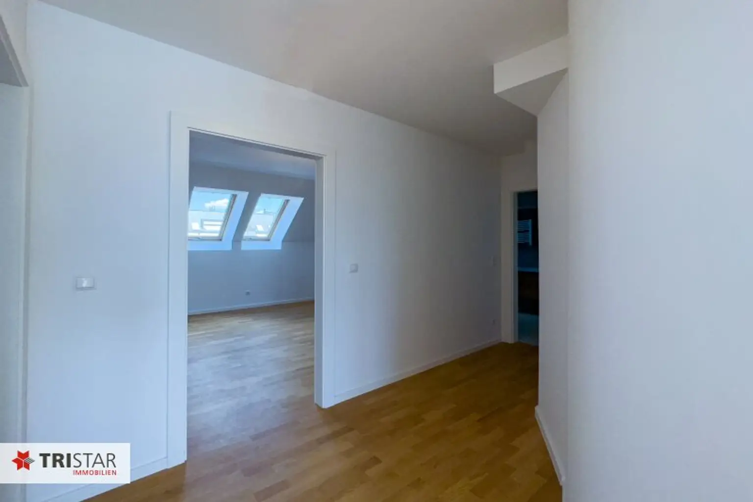 Nähe AKH · Dachgeschosswohnung · zwei Etagen · drei Außenflächen · Küchenanschlüsse auf beiden Ebenen · verführerischer Preis!!