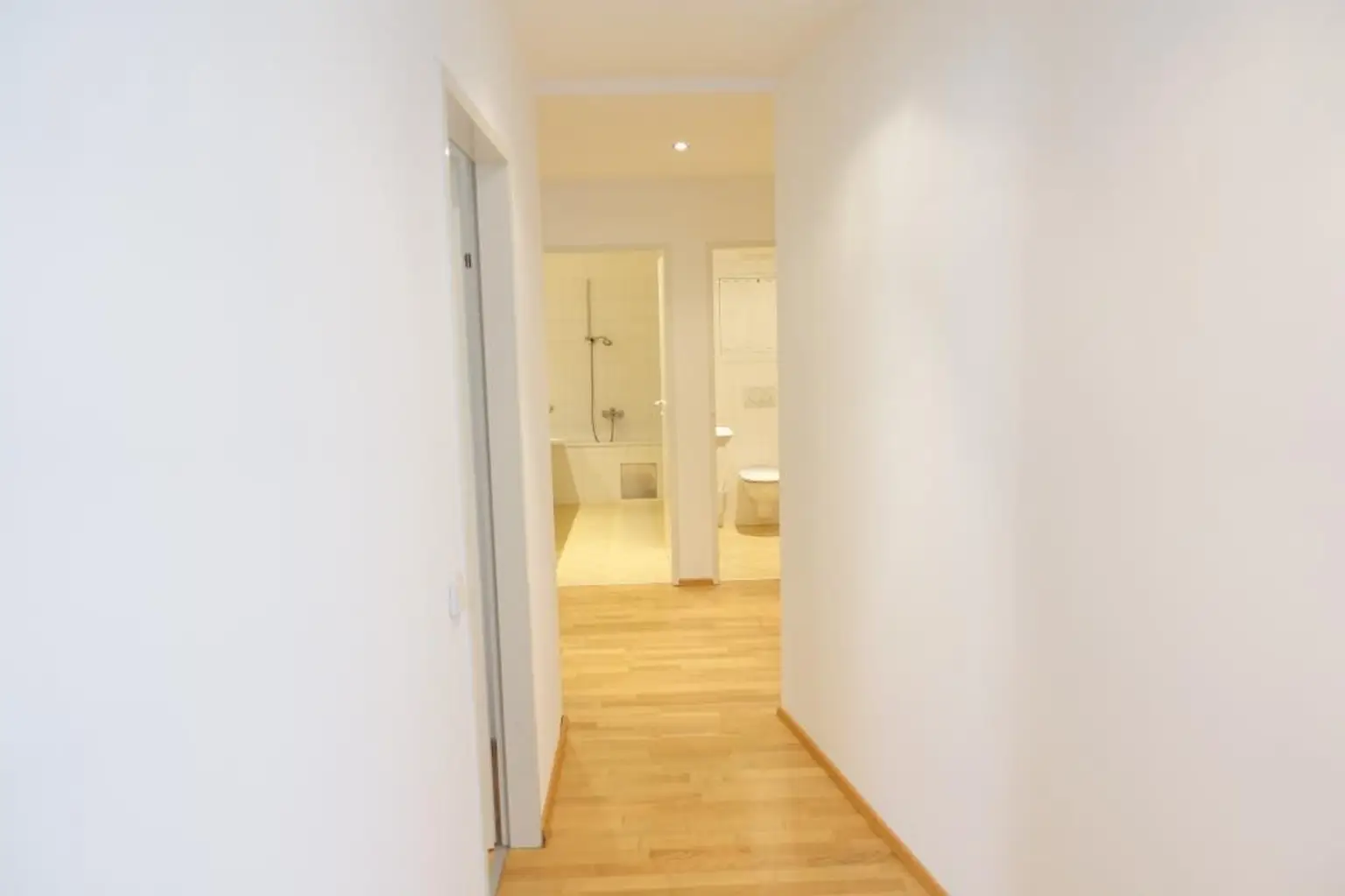 Gang mit Spotbeleuchtung