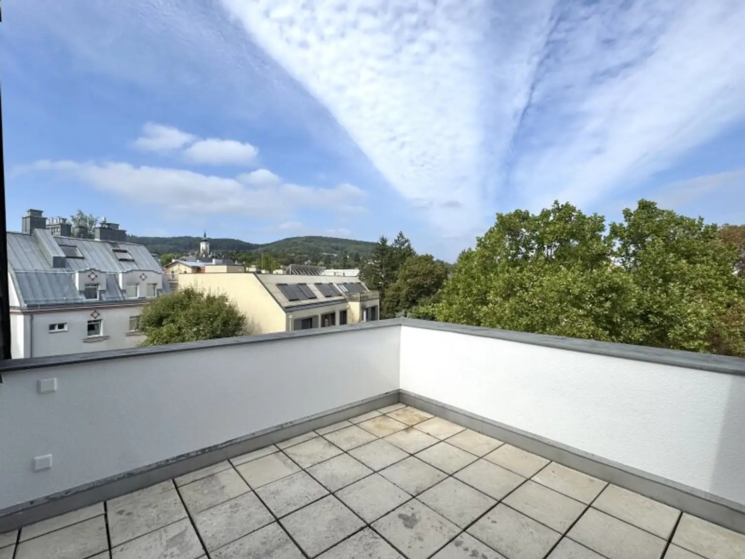 Residieren mit Blick ins Grüne - renovierte Dachgeschosswohnung mit 2 Terrassen - U4 Ober St. Veit