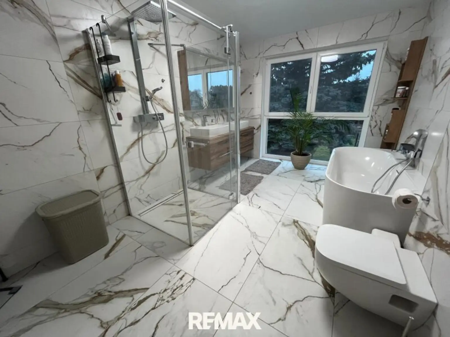 Badezimmer mit Badewanne, Dusche und WC im OG