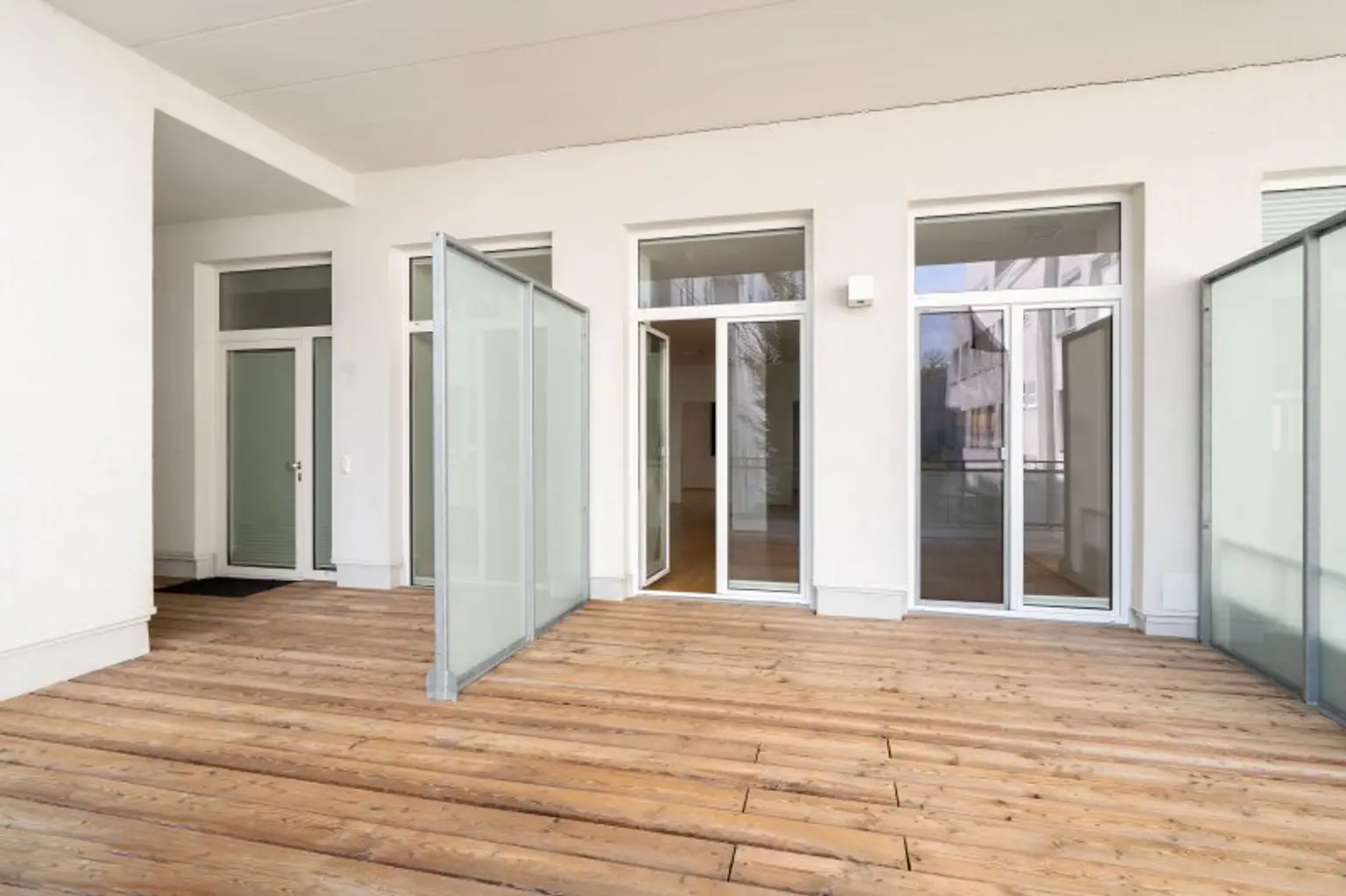 Nähe Landstraße: Moderne 3-Zimmer Wohnung mit Balkon und TG-Parkplatz zu mieten!