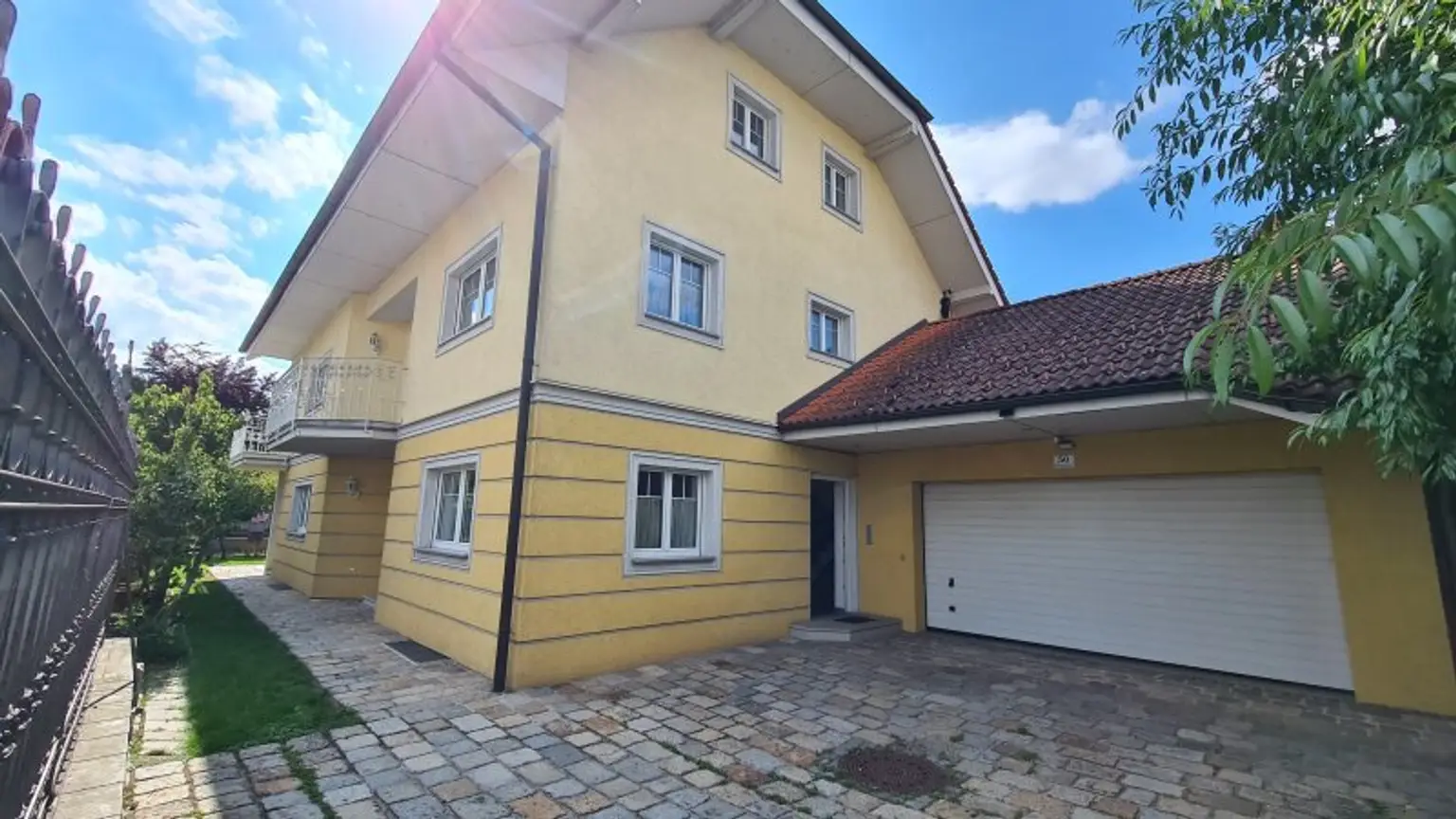Sehr ruhige Siedlungslage - Riesige (teilbare)  Etagenwohnung mit 2 Balkonen, Garage, Sauna in einem sehr gepflegten Haus