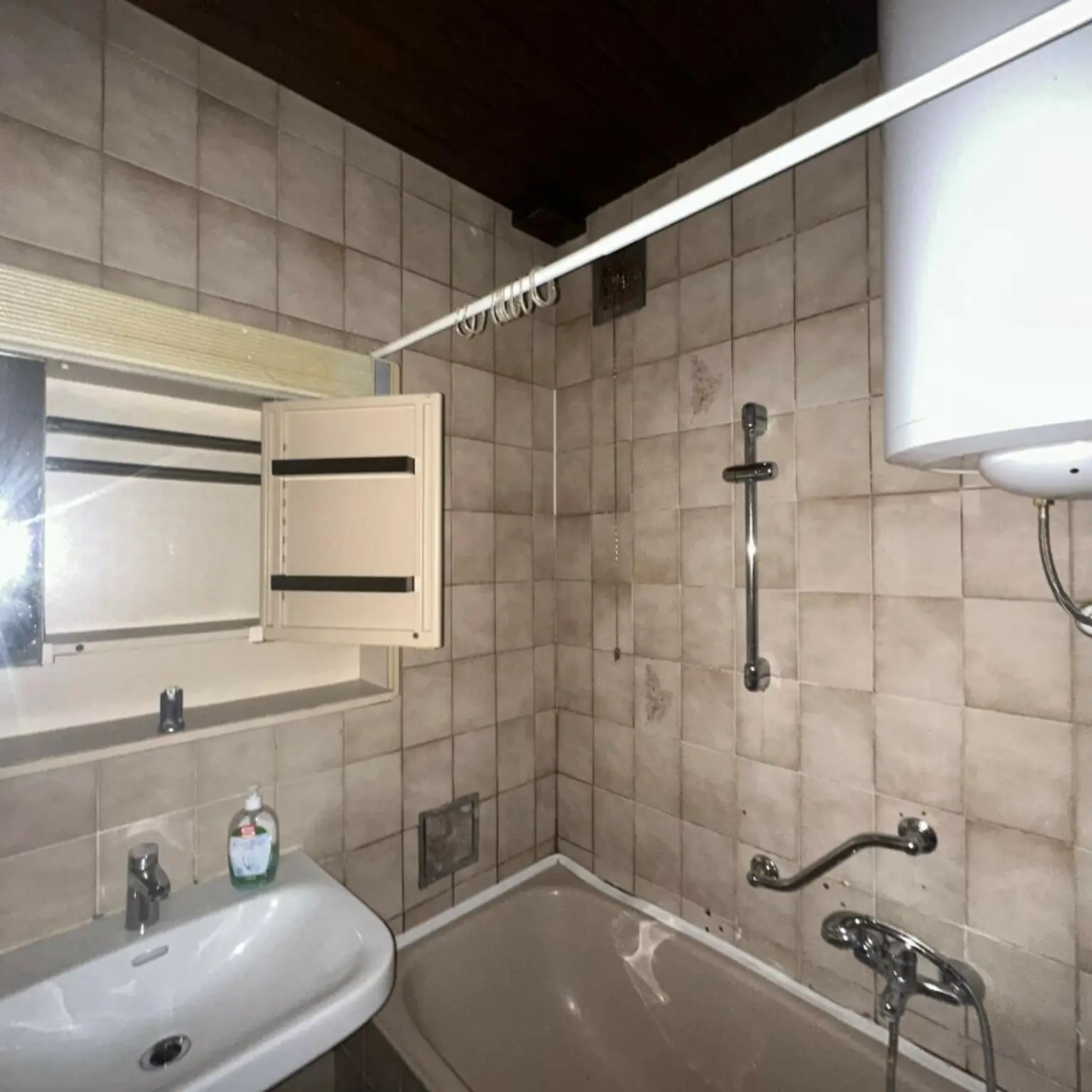 Sanierungsbedürftige 4 Zimmer Wohnung mit Potential