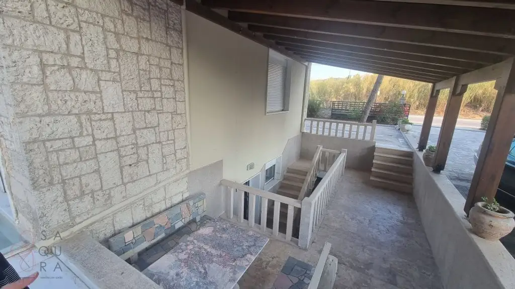 Chanioti – Strandnähe und Rendite vereint – Stilvolles Haus auf drei Etagen nur 100 Meter vom Meer