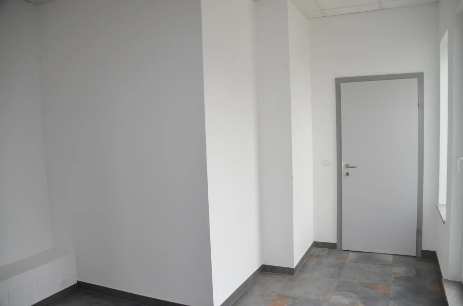 Modernes Büro mit Dachterrasse in gepflegtem Zustand