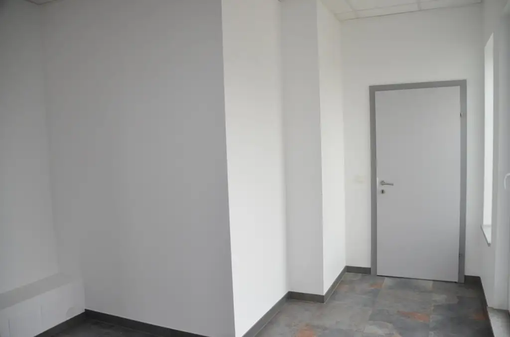 Modernes Büro mit Dachterrasse in gepflegtem Zustand